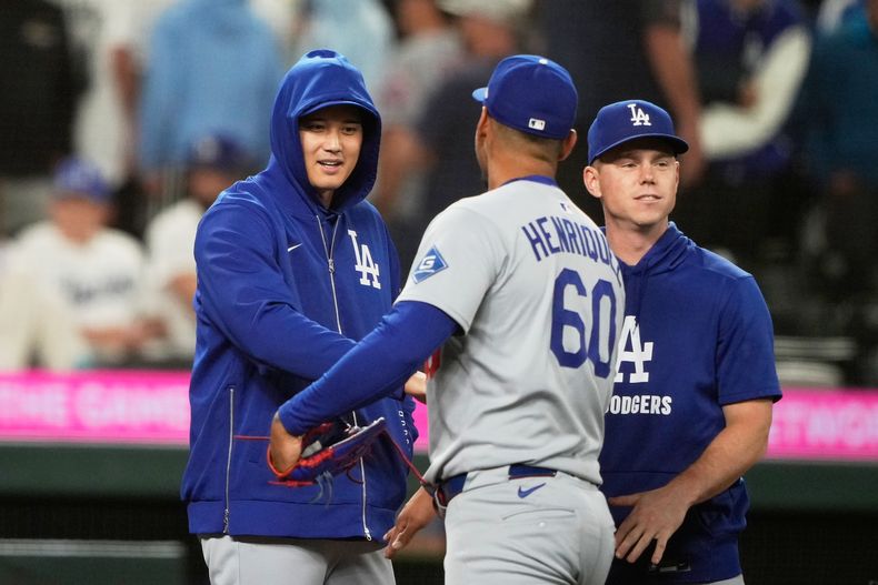 De izquierda a derecha, Shohei Ohtani, Will Smith y el venezolano Edgardo Henríquez festejan la victoria de los Dodgers de Los Ángeles ante los Marineros de Seattle, el sábado 27 de septiembre de 2025 (AP Foto/Ryan Sun)