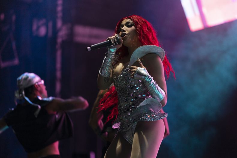 La cantante mexicana Yeri Mua durante su concierto en el Coca-Cola Flow Fest en la Ciudad de México el sábado 23 de noviembre de 2024. (Foto AP/Félix Márquez)
