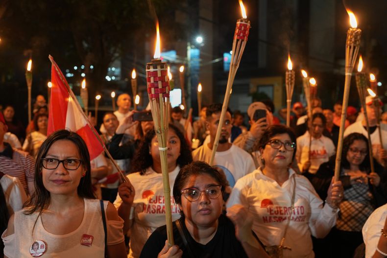 Simpatizantes del Partido Liberal se reúnen frente a las instalaciones del Consejo Nacional Electoral durante el recuento de votos tras las elecciones generales en Tegucigalpa, Honduras, el martes 2 de diciembre de 2025. (Foto AP/Moisés Castillo)
