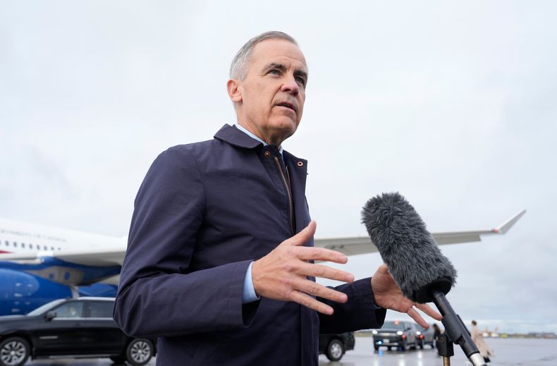 El primer ministro de Canadá, Mark Carney, habla con los medios de comunicación antes de abordar un avión del gobierno en Ottawa, el viernes 24 de octubre de 2025. (Adrian Wyld/The Canadian Press vía AP)