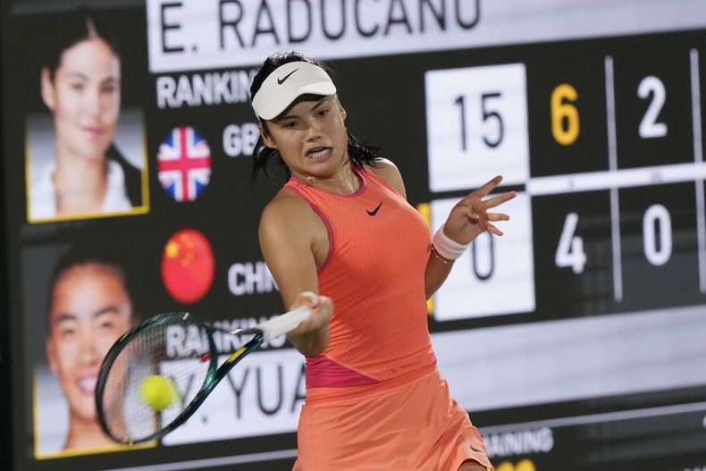 Emma Raducanu devuelve ante Yue Yuan en la segunda ronda del Abierto de Corea de la WTA, el jueves 19 de septiembre de 2024, en Seúl. (AP Foto/Ahn Young-joon)