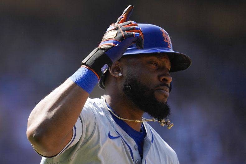 El dominicano Starling Marte, de los Mets de Nueva York, festeja luego de conectar un jonrón en el encuentro del sábado 20 de abril de 2024, ante los Dodgers de Los Ángeles (AP Foto/Ashley Landis)