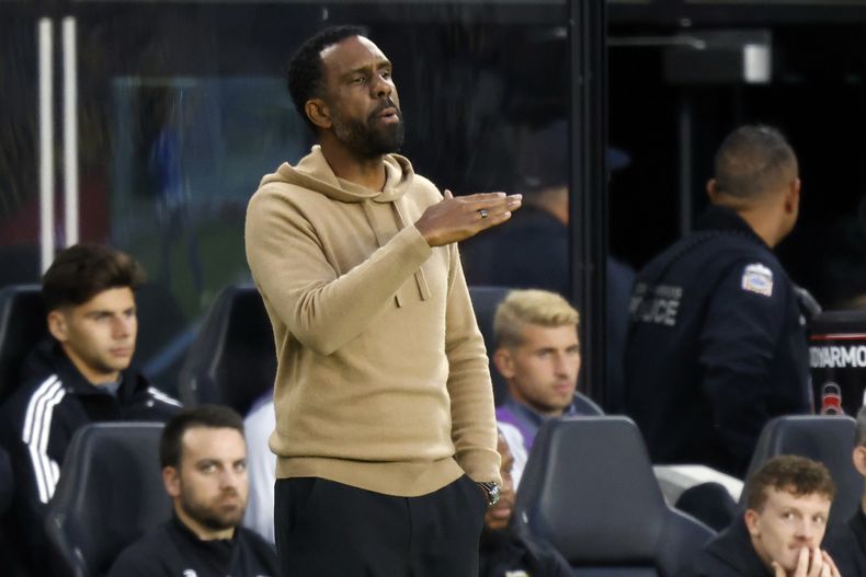 ARCHIVO - Wilfried Nancy, técnico del Crew de Columbus, da indicaciones en un partido ante Montreal, el sábado 21 de octubre de 2023 (AP Foto/Paul Vernon, archivo)