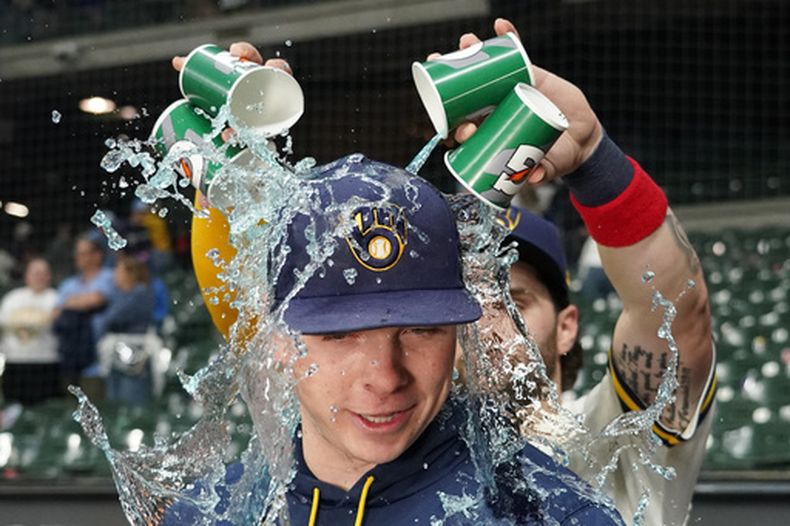 Kyle Harrison de los Cerveceros de Milwaukee bañado por su compañero Garrett Mitchel tras el encuentro ante los Gigantes de San Francisco el martes 2 de junio del 2026. (AP Foto/Aaron Gash)