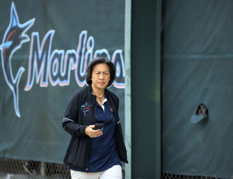 ARCHIVO - Foto del 15 de marzo del 2022 la gerente general de los Marlins de Miami Kim Ng camina en las instalaciones del Estadio Roger Dean de los entrenamientos de primavera. El lunes 16 de octubre del 2023, Ng deja su cargo como gerente general del equipo. (David Santiago/Miami Herald via AP, Archivo)
