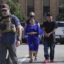 Agentes federales escoltan a una familia a la que detuvieron en una corte de inmigración en San Antonio, Texas, el 22 de julio del 2025. (AP foto/Eric Gay)