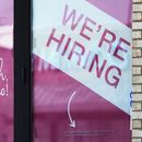Un negocio solicita empleados en Vernon Hills, Illinois, el 28 de marzo del 2023. (Foto AP/Nam Y. Huh)
