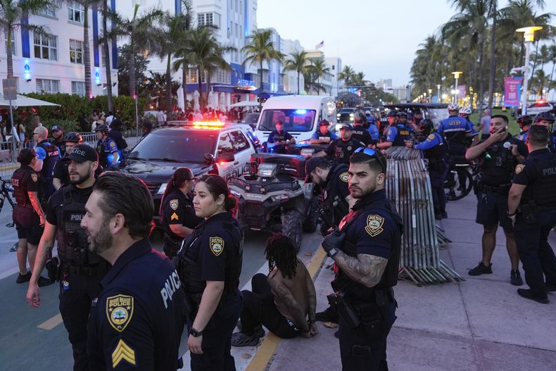 ARCHIVO - Policías de la ciudad de Miami Beach atienden un incidente durante las vacaciones de primavera, el 15 de marzo de 2024, en Miami Beach, Florida. (AP Foto/Rebecca Blackwell, archivo)