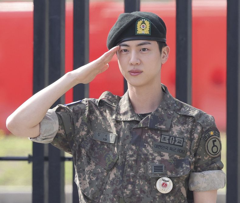 ARCHIVO - Jin, miembro de la banda de K-pop BTS, saluda después de completar su servicio militar obligatorio afuera de una base militar en Yeoncheon, Corea del Sur, el miércoles 12 de junio de 2024. (Im Byung-shik/Yonhap via AP, archivo)