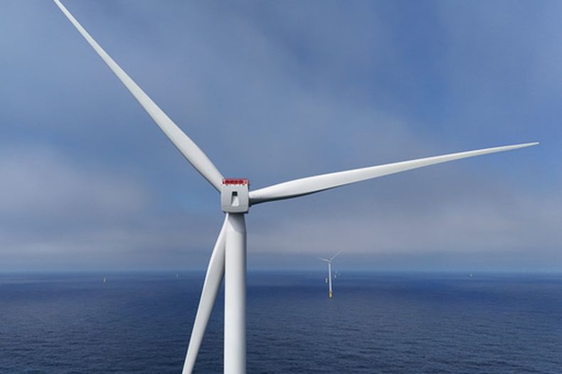 ARCHIVO - Esta fotografía del 23 de abril de 2026 muestra turbinas en el parque eólico marino Sunrise Wind, actualmente en construcción frente a la costa de Montauk Point, Nueva York. (AP Foto /Joshua A. Bickel, archivo)