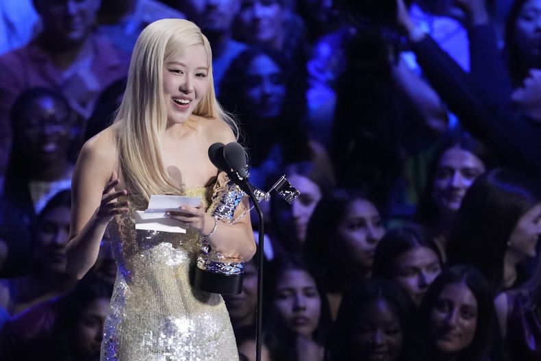 Rosé recibe el premio a la canción del año por APT. durante los Premios MTV a los Videos Musicales el domingo 7 de septiembre de 2025 en la Arena UBS en Elmont, Nueva York. (Foto Charles Sykes/Invision/AP)