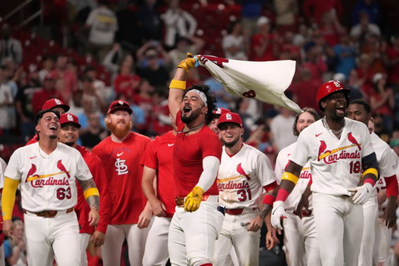 Iván Herrera, de los Cardenales de San Luis, celebra tras conectar un jonrón de tres carreras para dejar en el terreno a los Piratas de Pittsburgh en la décima entrada de un partido de béisbol, el martes 19 de mayo de 2026, en San Luis. (Foto AP/Jeff Roberson)