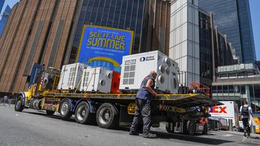 Un trabajador descarga unidades de aire acondicionado portátiles afuera del Madison Square Garden antes de la reportada boda entre la cantante Taylor Swift y el jugador de la NFL Travis Kelce, el jueves 2 de julio de 2026, en Nueva York. (Foto AP/Ryan Murphy)