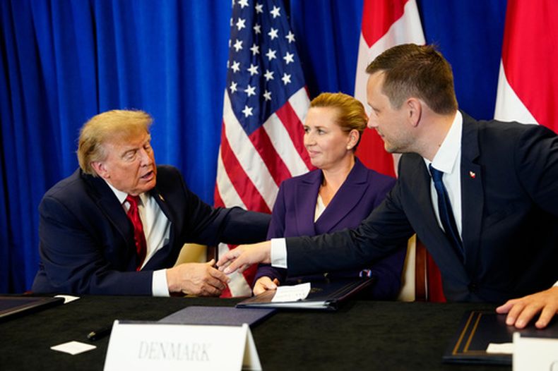 El primer ministro de Dinamarca, Mette Frederiksen, centro, el primer ministro de Groenlandia, Jens-Frederik Nielsen, derecha, y el presidente de Estados Unidos, Donald Trump, en la ceremonia de firma de un acuerdo de seguridad entre los tres países, en la sede de las Naciones Unidas, el martes 22 de septiembre de 2026. (Mads Claus Rasmussen/Ritzau Scanpix vía AP)