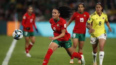 Salma Amani, de Marruecos, corre detrás del balón durante el partido del Grupo H del Mundial femenino que enfrentó a su selección con Colombia, en Perth, Australia, el 3 de agosto de 2023. (AP Foto/Gary Day)
