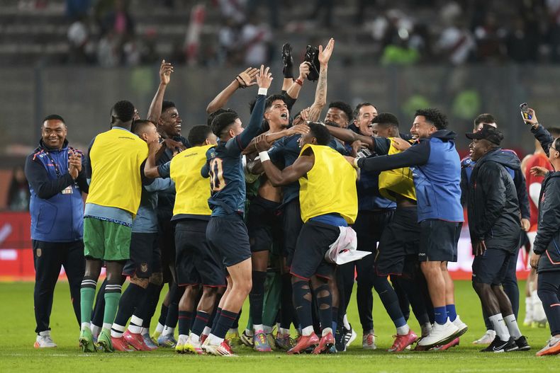 La selección de Ecuador festeja su clasificación al Mundial luego de empatar con Perú en Lima, el martes 10 de junio de 2025 (AP Foto/Martín Mejía)