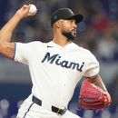 El dominicano Sandy Alcántara, abridor de los Marlins de Miami, lanza en el juego ante los Filis de Filadelfia, el martes 28 de julio de 2026 (AP Foto/Lynne Sladky)