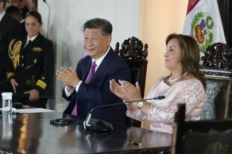 La presidenta de Perú, Dina Boluarte, a la derecha, y su par chino, Xi Jinping, aplaudiendo en una ceremonia virtual de inauguración del puerto de inversión china de Chancay, en el palacio presidencial en Lima, Perú, el jueves 14 de noviembre de 2024. (AP Foto/Fernando Vergara)