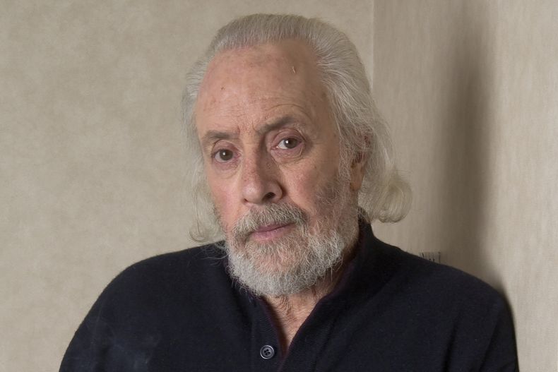 ARCHIVO - El guionista Robert Towne posa en el Hotel Regency, el 7 de marzo de 2006, en Nueva York. Towne, el guionista galardonado con el Oscar por Shampoo, The Last Detail y otras películas aclamadas cuyo trabajo en Chinatown se convirtió en un modelo de esta forma de arte murió el lunes. 1 de julio de 2024, dijo la publicista Carri McClure. (AP Foto /Jim Cooper, archivo)
