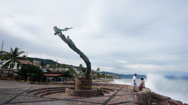 Una pareja contempla el mar desde el malecón tras el paso del huracán Simón en Puerto Vallarta (México), el lunes 12 de octubre de 2026. (Foto AP/Fernando Llano)
