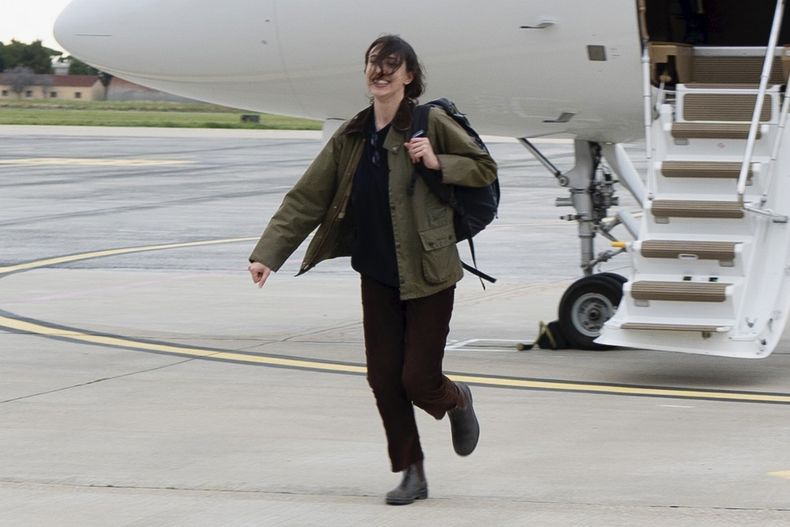 Cecilia Sala, periodista italiana detenida el 19 de diciembre mientras informaba en Irán, camina por la pista a su llegada al aeropuerto Ciampino de Roma tras ser puesta en libertad, miércoles 8 de enero de 2025. (Filippo Attili, Oficina de prensa del Gobierno italiano via Ap )