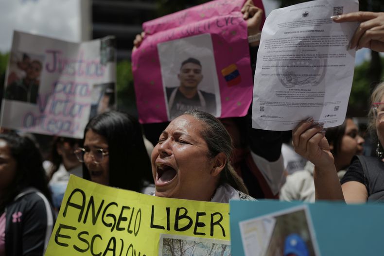 Parientes de migrantes venezolanos en Estados Unidos a los que el gobierno estadounidense deportó a una prisión en El Salvador con base en el argumento de que pertenecían a la pandilla Tren de Aragua protestan frente al edificio de Naciones Unidas, el miércoles 9 de abril de 2025, en Caracas, Venezuela. (AP Foto/Ariana Cubillos)