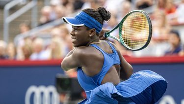 La canadiense Victoria Mboko da seguimiento a un tiro ante la estadounidense Coco Gauff en la ronda de octavos de final del Abierto de Montreal el sábado 2 de agosto del 2025. (Christinne Muschi/The Canadian Press via AP)