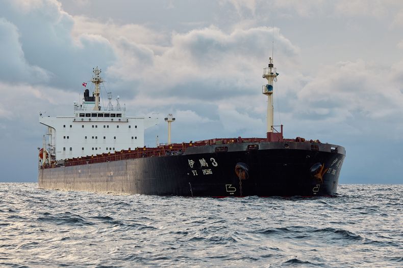 ARCHIVO - El carguero chino Yi Peng 3 se ve anclado en el mar de Kattegat, cerca de la ciudad de Grenaa en Jutlandia, Dinamarca, el miércoles 20 de noviembre de 2024. (Mikkel Berg Pedersen/Ritzau Scanpix via AP, Archivo)
