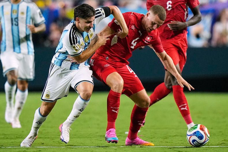 ARCHIVO: El argentino Julián Álvarez (izquierda) y el suizo Nico Elvedi (4) disputan el balón durante el partido de cuartos de final de la Copa del Mundo de fútbol en Kansas City, Misuri, el sábado 11 de julio de 2026. (Foto AP/Charlie Riedel, archivo)