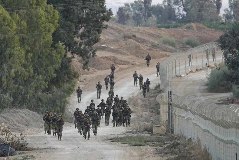 Soldados israelíes vigilan una zona cercana al kibutz Beeri, en Israel, el miércoles 11 de octubre de 2023. (AP Foto/Ohad Zwigenberg)