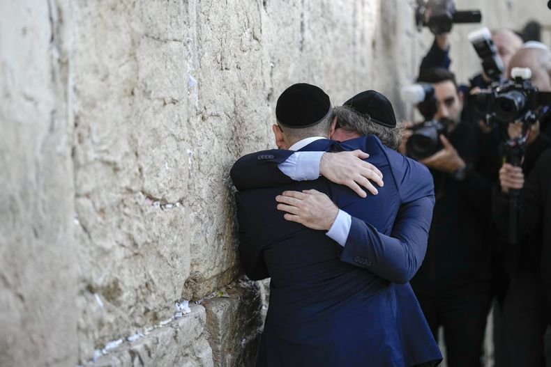 ARCHIVO - El presidente de Argentina, Javier Milei, y el rabino Shimon Axel Wahnish se abrazan en el Muro de los Lamentos en la zona antigua de Jerusalén, el 6 de febrero de 2024. Aunque nació y fue criado como católico, Milei ha mostrado un creciente interés en el judaísmo. (AP Foto/Leo Correa, Archivo)
