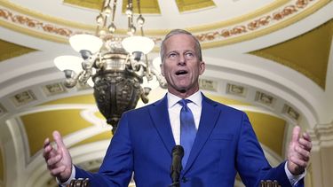 El líder de la mayoría del Senado, John Thune, republicano por Dakota del Sur, habla tras un almuerzo político el miércoles 9 de julio de 2025 en el Capitolio de Washington. (AP Foto/Mariam Zuhaib)