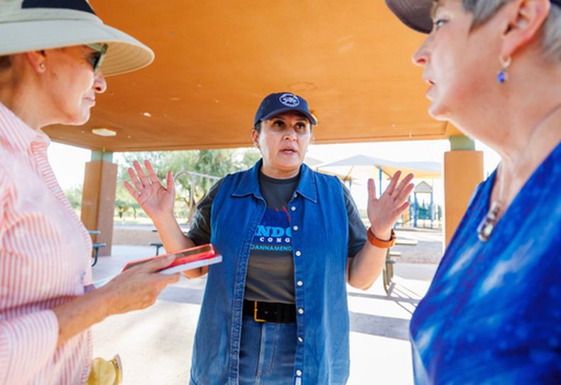 JoAnna Mendoza, candidata demócrata al 6to distrito al Congreso en Arizona, en el centro, habla con voluntarios de campaña antes de una reunión semanal de vecinos, el jueves 15 de octubre de 2026 en Oro Valley, Arizona. (AP Foto/Mike Christy)