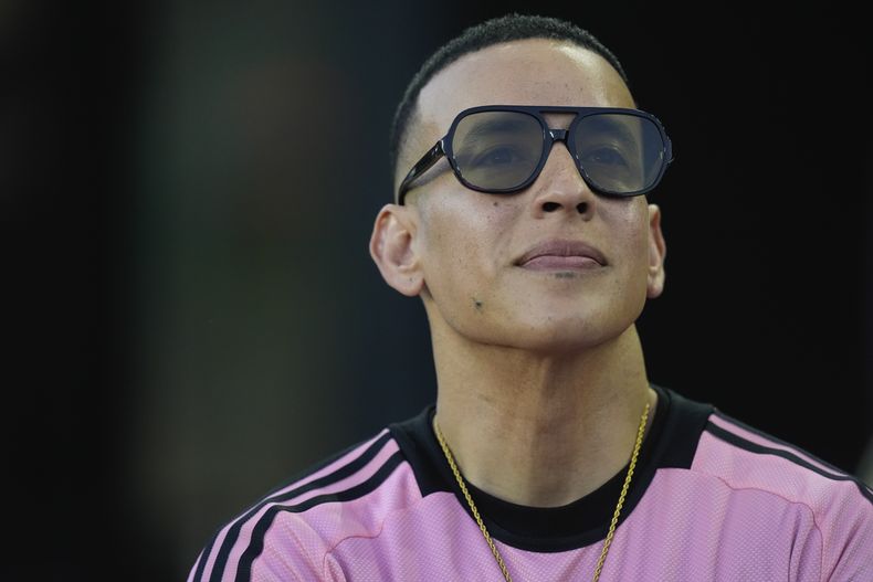 ARCHIVO - El rapero Daddy Yankee en un partido de fútbol de la MLS entre el Inter Miami y los Colorado Rapids, el sábado 6 de abril de 2024, en Fort Lauderdale, Florida. (Foto AP/Rebecca Blackwell, archivo)