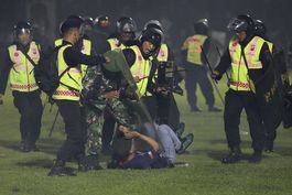 Enfrentamientos entre hinchas dejan 127 muertos en Indonesia