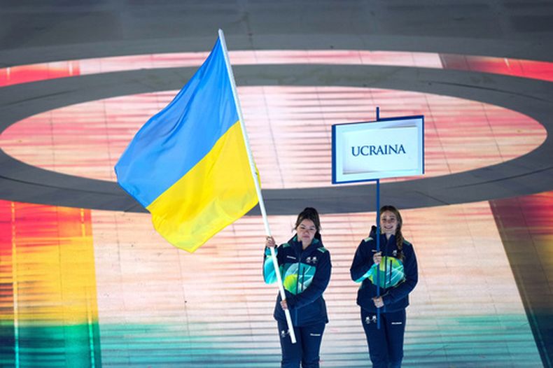Un voluntario sostiene la bandera de Ucrania para participar en la ceremonia de apertura de los Juegos Paralímpicos de Invierno 2026, en Verona, Italia, el viernes 6 de marzo de 2026. (Foto AP/Luca Bruno)