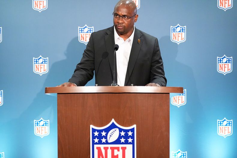 Troy Vincent, vicepresidente ejecutivo de operaciones deportivas de la NFL, ofrece una conferencia de prensa el miércoles 26 de agosto de 2026 en Atlanta. (AP Foto/Brynn Anderson)
