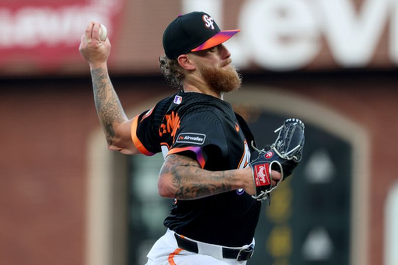 Carson Wisenhunt, de los Gigantes de San Francisco, hace un lanzamiento en el encuentro ante los Astros de Houston, el martes 11 de agosto de 2026 (AP Foto/Jed Jacobsohn)