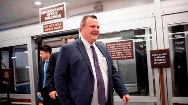 Trump arremete contra senador demócrata y pide que renuncie