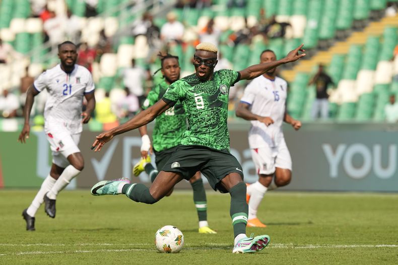 El delantero nigeriano Victor Osimhen remate durante el partido contra Guinea Ecuatorial en la Copa Africana, el domingo 14 de enero de 2024, en Abiyán, Costa de Marfil. (AP Foto/Sunday Alamba)