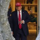 El presidente Donald Trump se dirige hacia el helicóptero presidencial en la Casa Blanca, el 28 de febrero de 2025, en Washington. (AP Foto/Ben Curtis, Archivo)