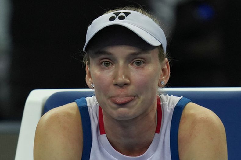 Elena Rybakina durante un descanso en su partido contra Alina Charaeva en el Abierto de China, el sábado 3 de octubre de 2026, en Beijing. (AP Foto/Ng Han Guan)