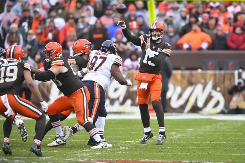 Joe Flacco (15), quarterback de los Browns de Cleveland lanza un pase que terminó en manos de un defensivo de los Bears de Chicago, una de las intercepciones que sufrió, en la segunda mitad del juego de la NFL, el domingo 17 de diciembre de 2023. (AP Foto/David Richard)