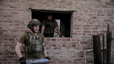 En esta fotografía proporcionada por el servicio de prensa de la 24ta brigada, soldados ucranianos se preparan para lanzar un mortero de 120mm hacia una posición rusa en la línea del frente, en la región de Donetsk, Ucrania, el lunes 4 de junio de 2024. (Oleg Petrasiuk/Ukrainian 24 Mechanised brigade vía AP)