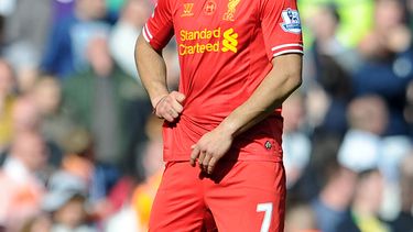 americateve | El jugador de Liverpool y la selecci&oacute;n uruguaya, Luis Su&aacute;rez, observa durante un partido contra Newcastle el domingo, 11 de mayo de 2014, en Liverpool. (AP Photo/Clint Hughes)