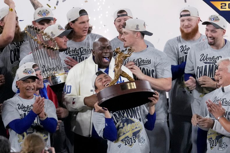 El japonés Yoshinobu Yamamoto sostiene el trofeo de la Serie Mundial, el domingo 2 de noviembre de 2025, luego que los Dodgrs de Los Ángeles derrotaron a los Azulejos de Toronto (AP Foto/Ashley Landis)