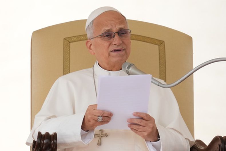 El papa León XIV sostiene su audiencia general seminal en la Plaza de San Pedro, en el Vaticano, el miércoles 28 de octubre de 2026. (AP Foto/Gregorio Borgia)