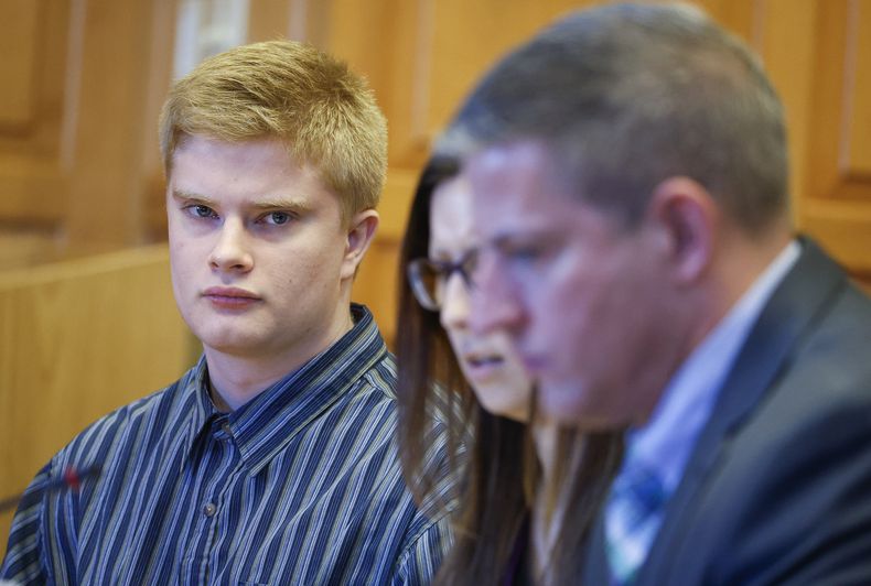 Jeremy Goodale, a la izquierda, escucha durante su audiencia de sentencia por el homicidio de una maestra de español, en el tribunal del condado Jefferson, el miércoles 15 de noviembre de 2023, en Fairfield, Iowa. (Jim Slosiarek/The Gazette/Foto compartida vía AP)