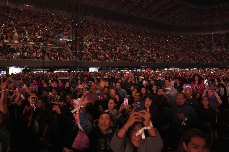 Fans de Shakira ovacionan durante el primer concierto de su gira mundial Las Mujeres Ya No Lloran en la Ciudad de México, el miércoles 19 de marzo de 2025. (Foto AP/Eduardo Verdugo)