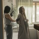 Esta imagen difundida por ViX muestra a Daniela Schmidt, a la izquierda, y Kate del Castillo en una escena de la película Instintos. (Esteban Novillo/ViX via AP)